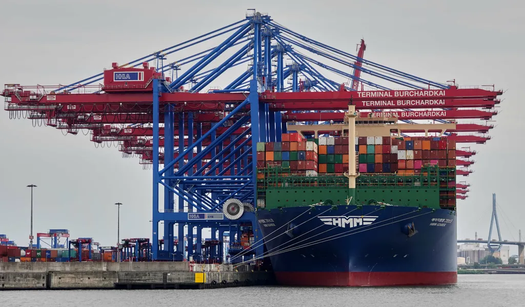 Das Containerschiff «HMM Gdanks» der Reederei «HMM» liegt im Waltershofer Hafen am Container Terminal Burchardkai