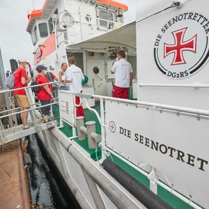 Besucher besteigen am Tag der Seenotrettung 2022 den Seenotrettungskreuzer „Berlin“ im Hafen von Laboe. (Archivfoto)