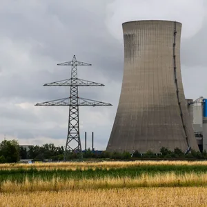 Dampf steigt aus dem Kühlturm vom Kraftwerk Mehrum im Landkreis Peine.