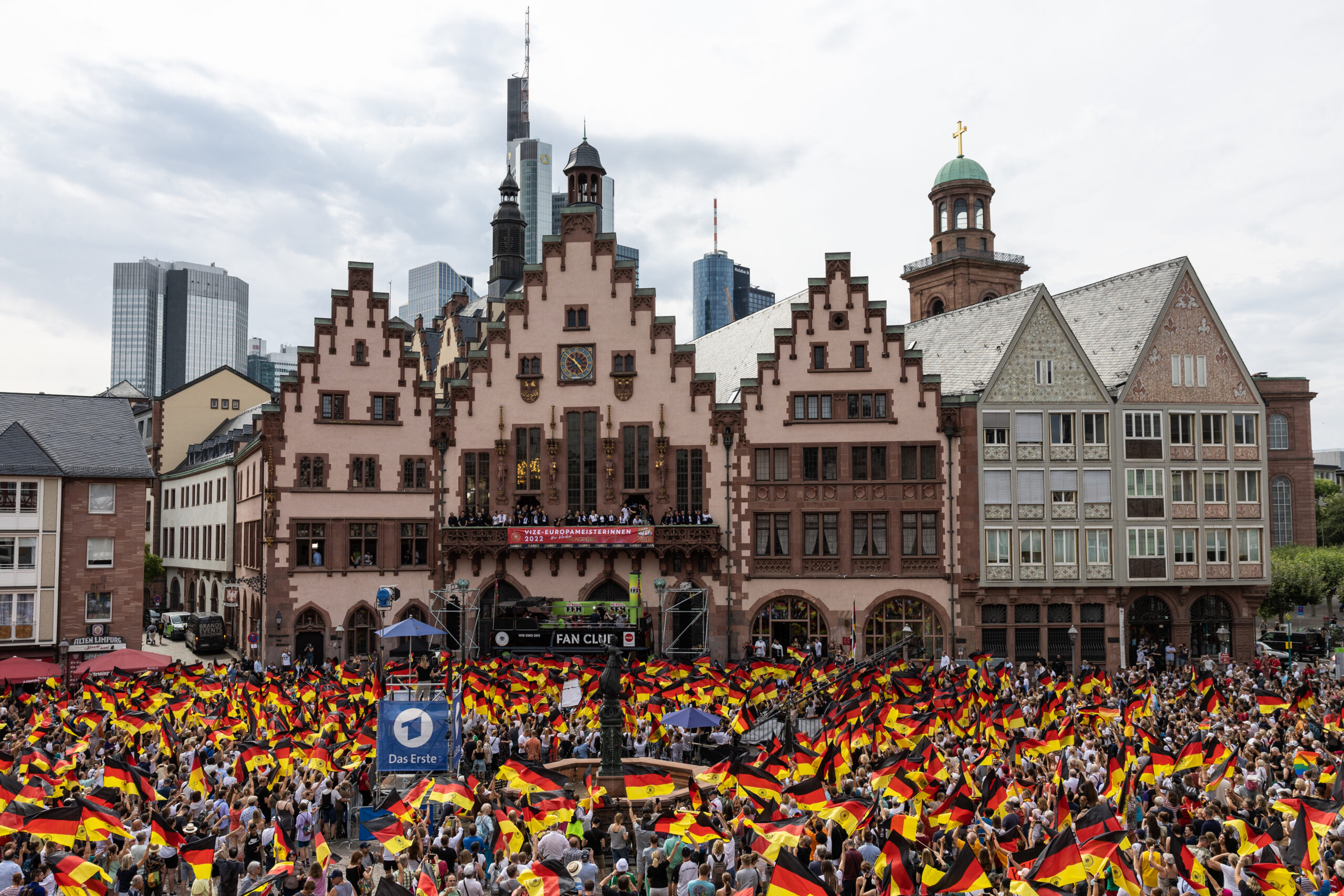 Fan-Massen bejubeln die deutschen Fußballerinnen in Frankfurt.