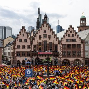 Fan-Massen bejubeln die deutschen Fußballerinnen in Frankfurt.
