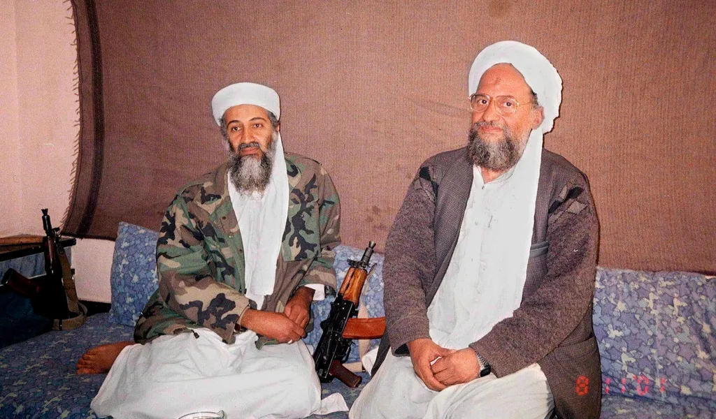 Ein Foto vom 08.11.2001 zeigt Osama bin Laden (l.) zusammen mit seinem Stellvertreter Aiman al-Sawahiri in einem Versteck an einem ungenannten Ort in Afghanistan.