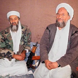 Ein Foto vom 08.11.2001 zeigt Osama bin Laden (l.) zusammen mit seinem Stellvertreter Aiman al-Sawahiri in einem Versteck an einem ungenannten Ort in Afghanistan.