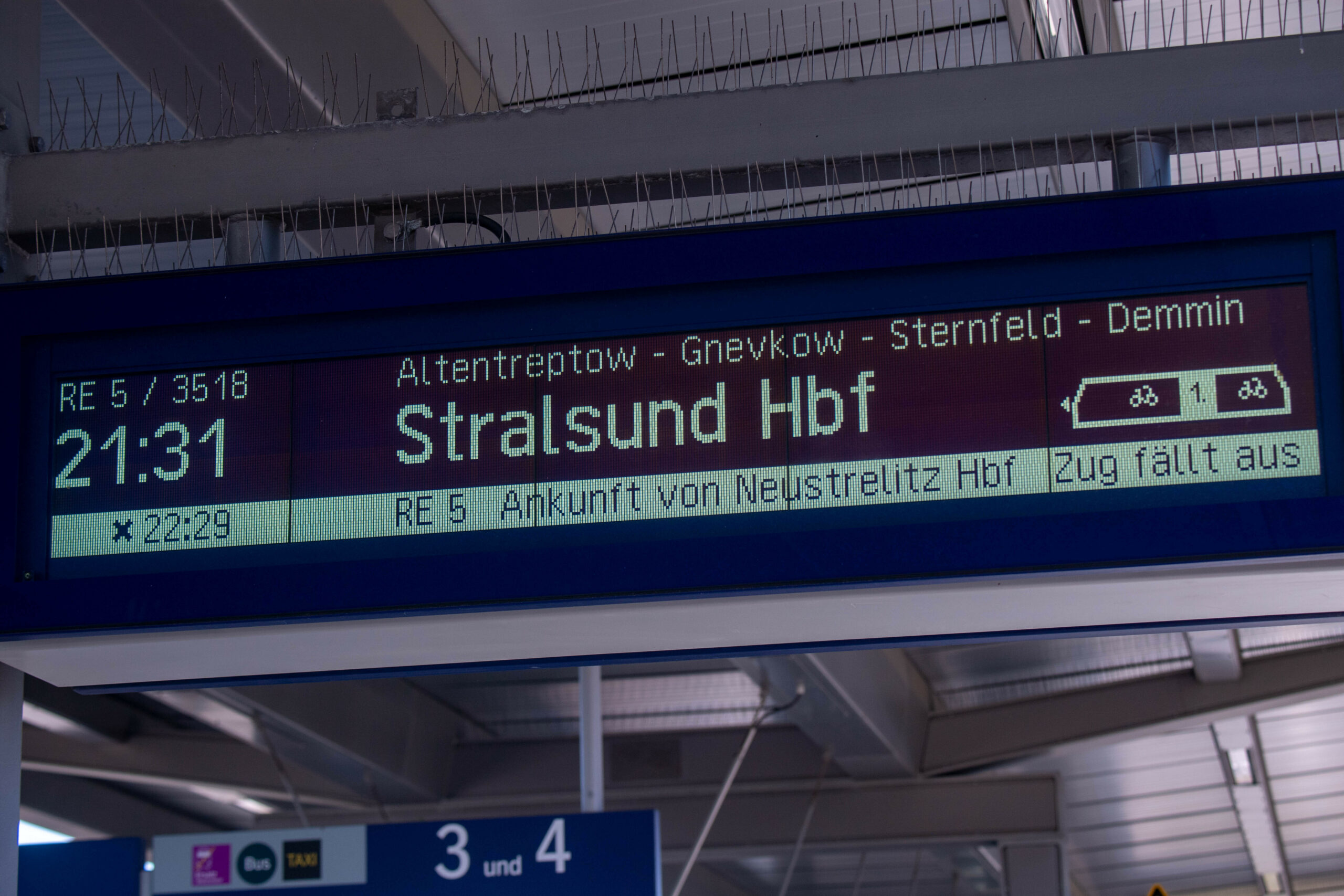 Auf mehreren Bahn-Nahverkehrslinien in Mecklenburg-Vorpommern fallen derzeit Züge aus. Als Grund gibt die Bahn im Internet Krankheitsfälle an, darunter Corona-Infektionen.