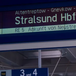 Auf mehreren Bahn-Nahverkehrslinien in Mecklenburg-Vorpommern fallen derzeit Züge aus. Als Grund gibt die Bahn im Internet Krankheitsfälle an, darunter Corona-Infektionen.