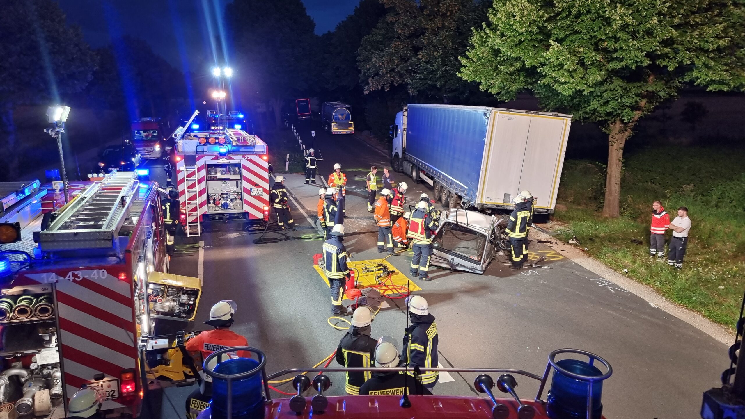 Feuerwehrleute arbeiten an einer Unfallstelle. Ein Autofahrer war auf einem Parkplatz an der Bundesstraße 65 zwischen Winninghausen und Goltern gegen einen Lkw geprallt und tödlich verletzt worden.