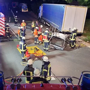 Feuerwehrleute arbeiten an einer Unfallstelle. Ein Autofahrer war auf einem Parkplatz an der Bundesstraße 65 zwischen Winninghausen und Goltern gegen einen Lkw geprallt und tödlich verletzt worden.