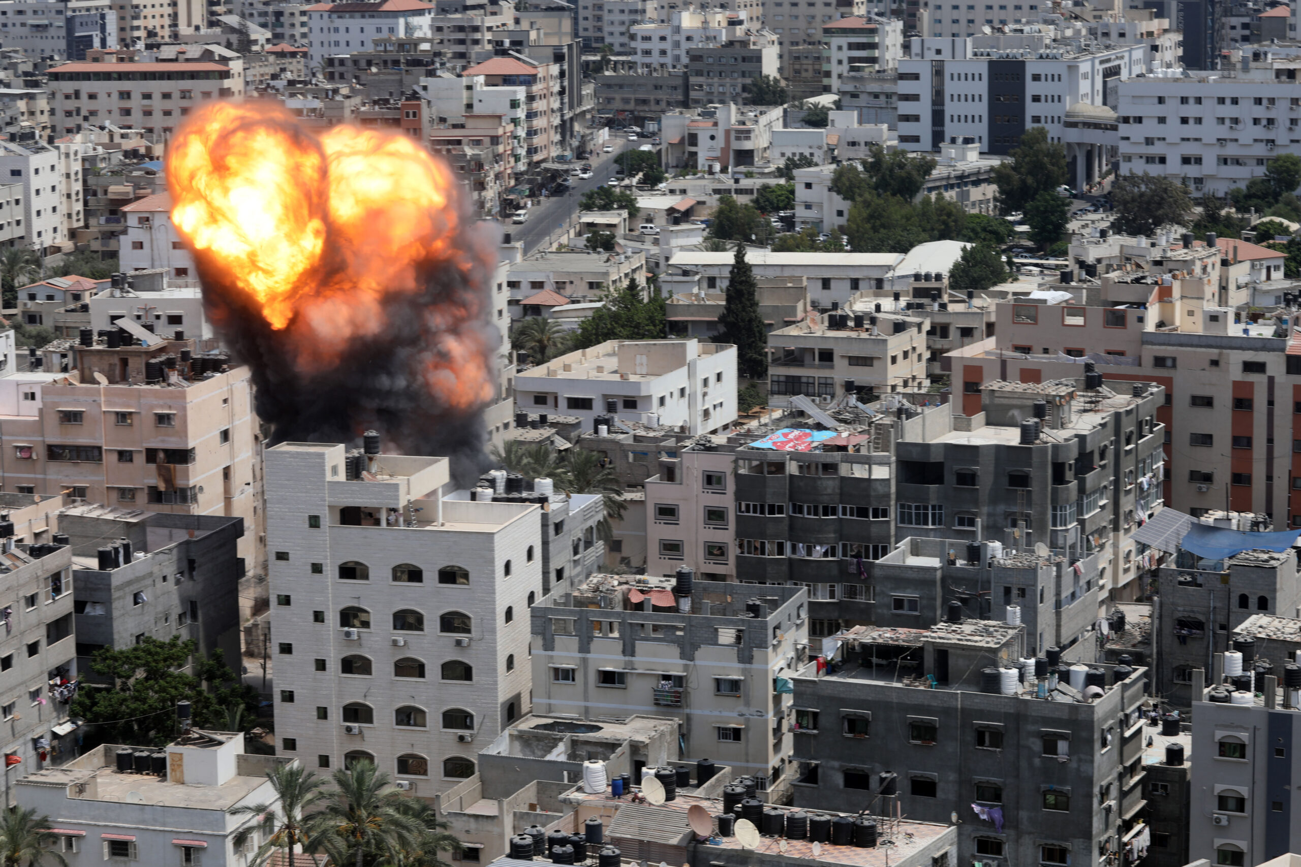 Rauch und Feuer steigen während der Kämpfe zwischen Israel und dem Gazastreifen in Gaza-Stadt auf.
