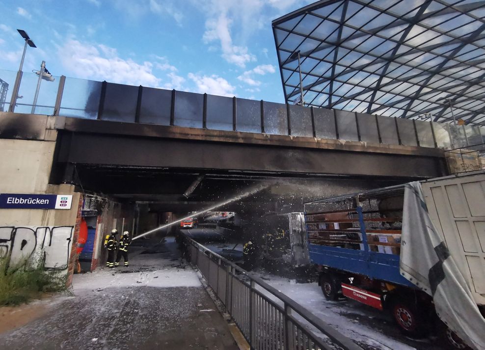 Mehr als eine Stunde lang brannte der Lkw unter der Bahnbrücke an der Station Elbbrücken.