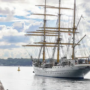 Die «Gorch Fock» läuft am Marinestützpunkt aus.