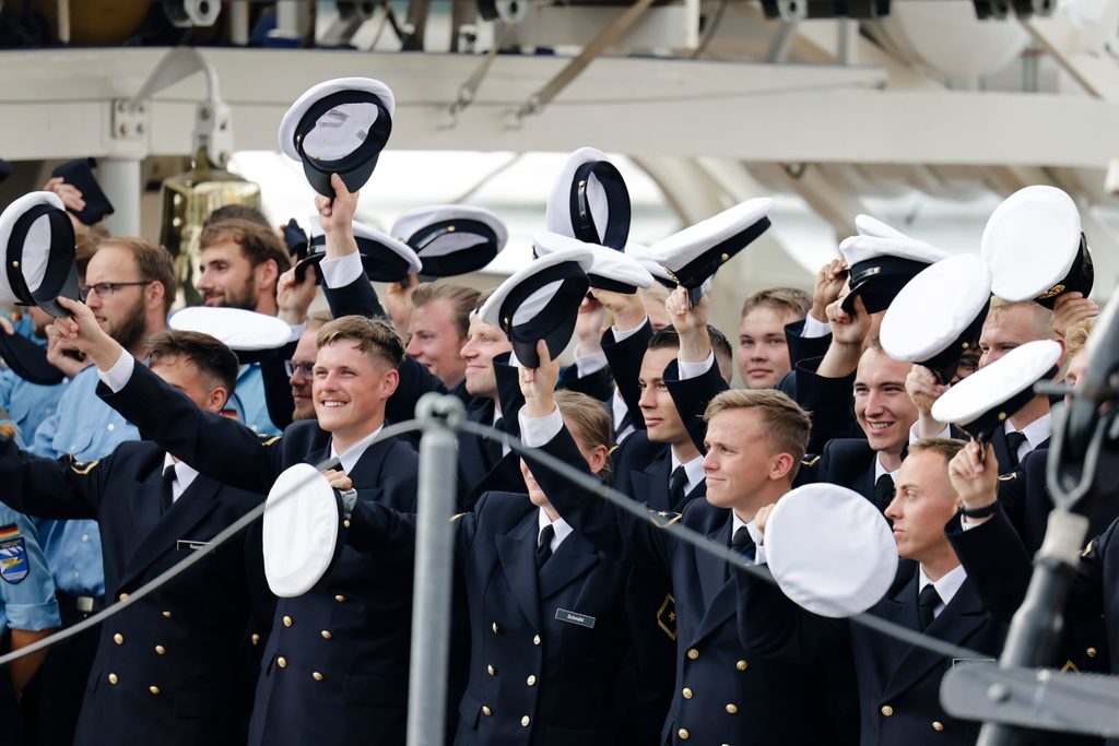 Besatzungsmitglieder der «Gorch Fock» winken während des Auslaufens