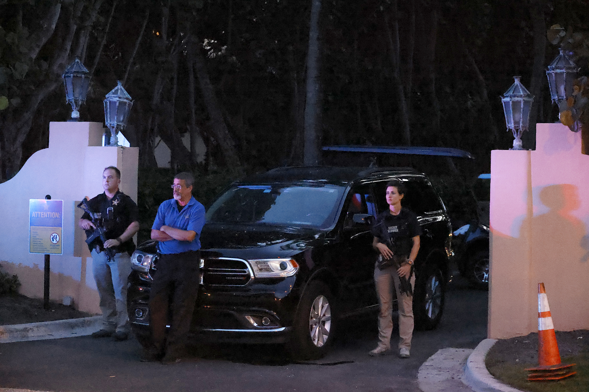 Bewaffnete Secret-Service-Agenten stehen vor einem Eingang zum Mar-a-Lago-Anwesen des ehemaligen Präsidenten Trump.