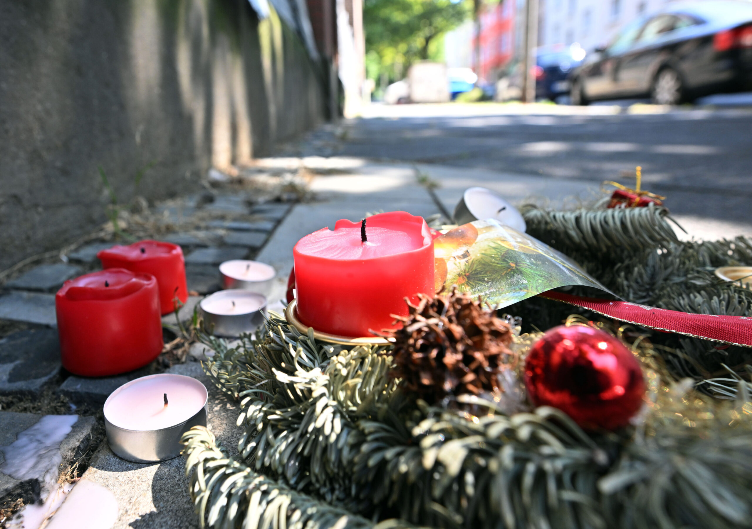 Dortmund: Kerzen erinnern an den Tod eines 16-jährigen Jugendlichen.