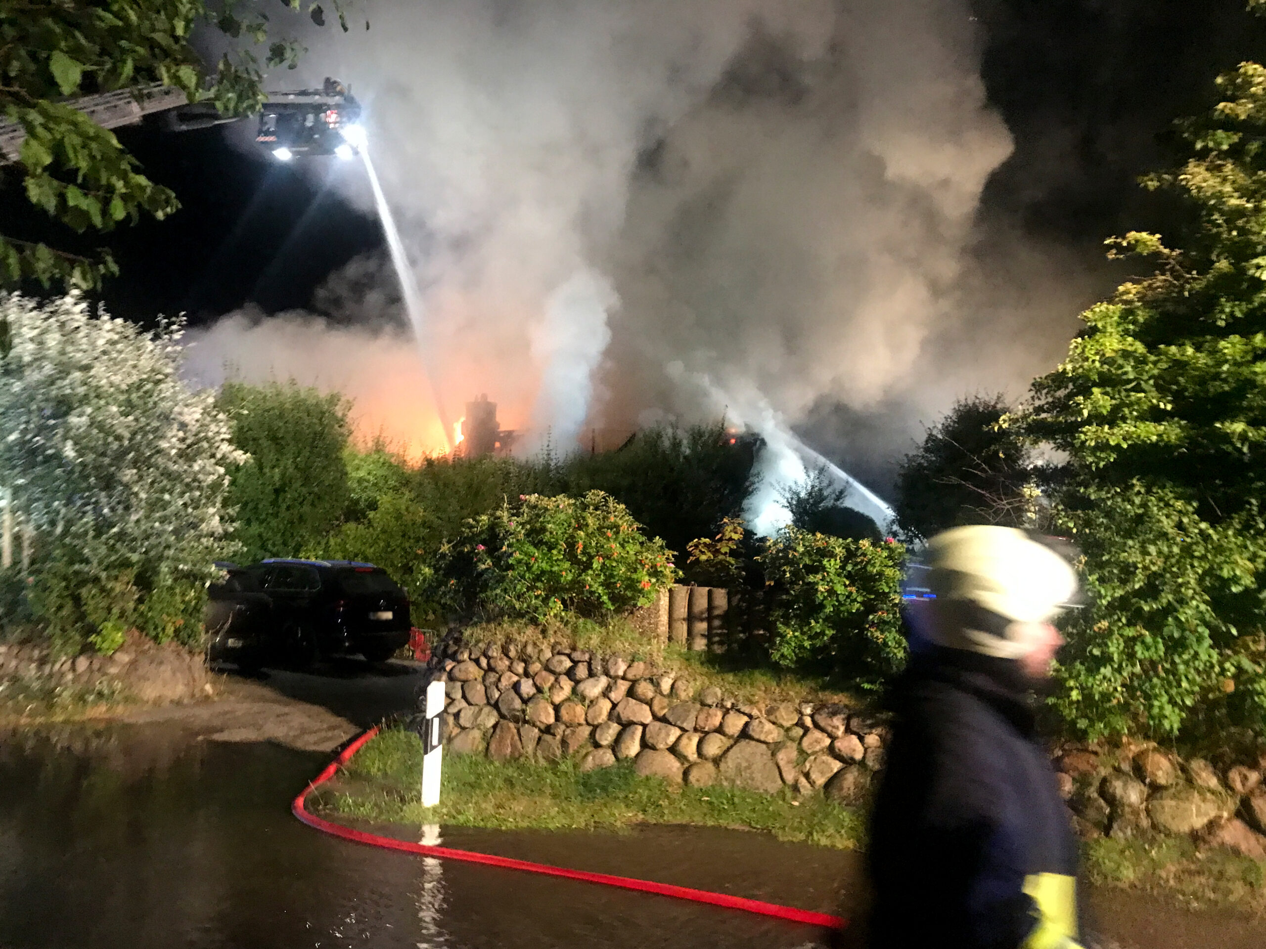 Großbrand auf Sylt – Feuerwehr rettet 12 Menschen