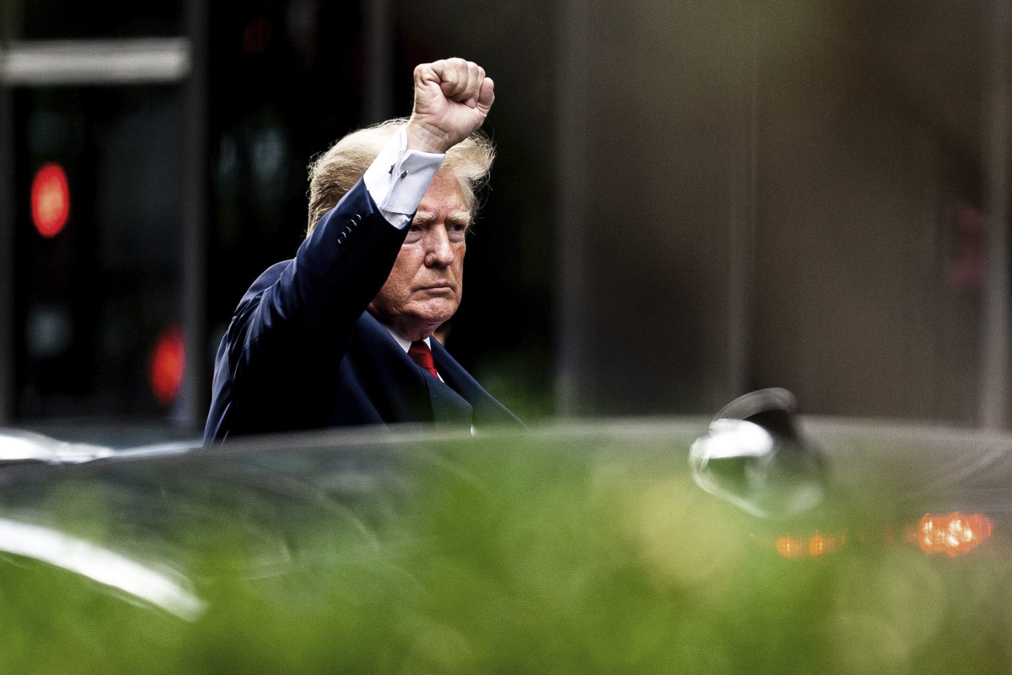 Donald Trump verlässt den Trump Tower auf dem Weg zur New Yorker Generalstaatsanwaltschaft.