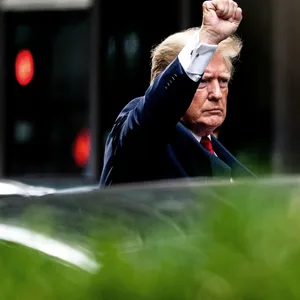 Donald Trump verlässt den Trump Tower auf dem Weg zur New Yorker Generalstaatsanwaltschaft.