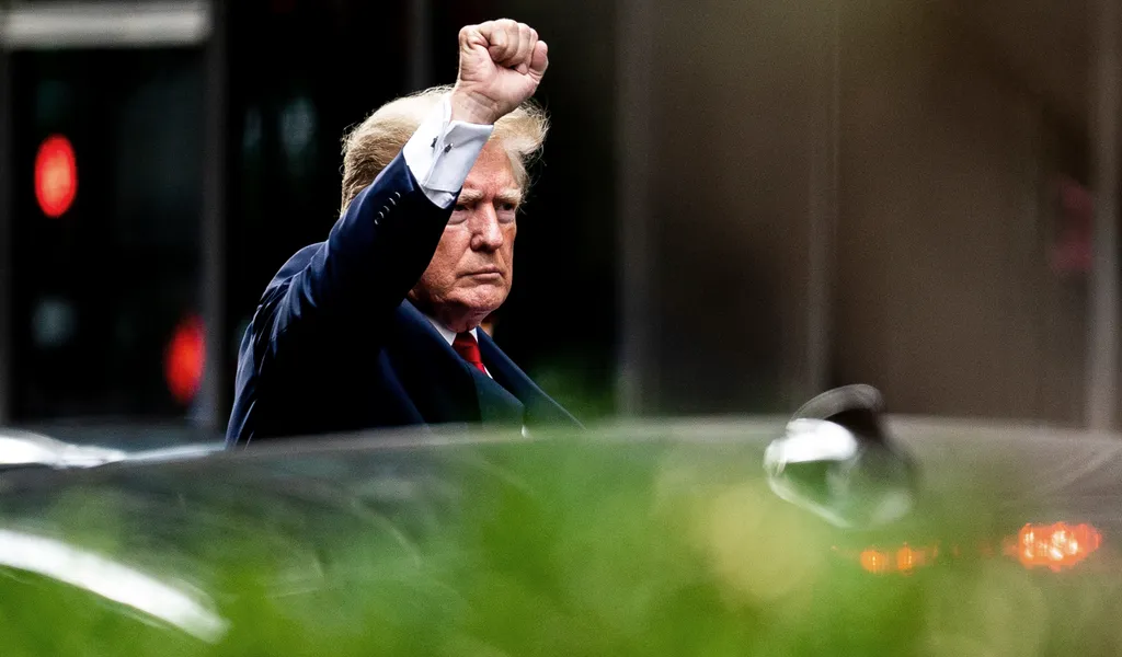 Donald Trump verlässt den Trump Tower auf dem Weg zur New Yorker Generalstaatsanwaltschaft.