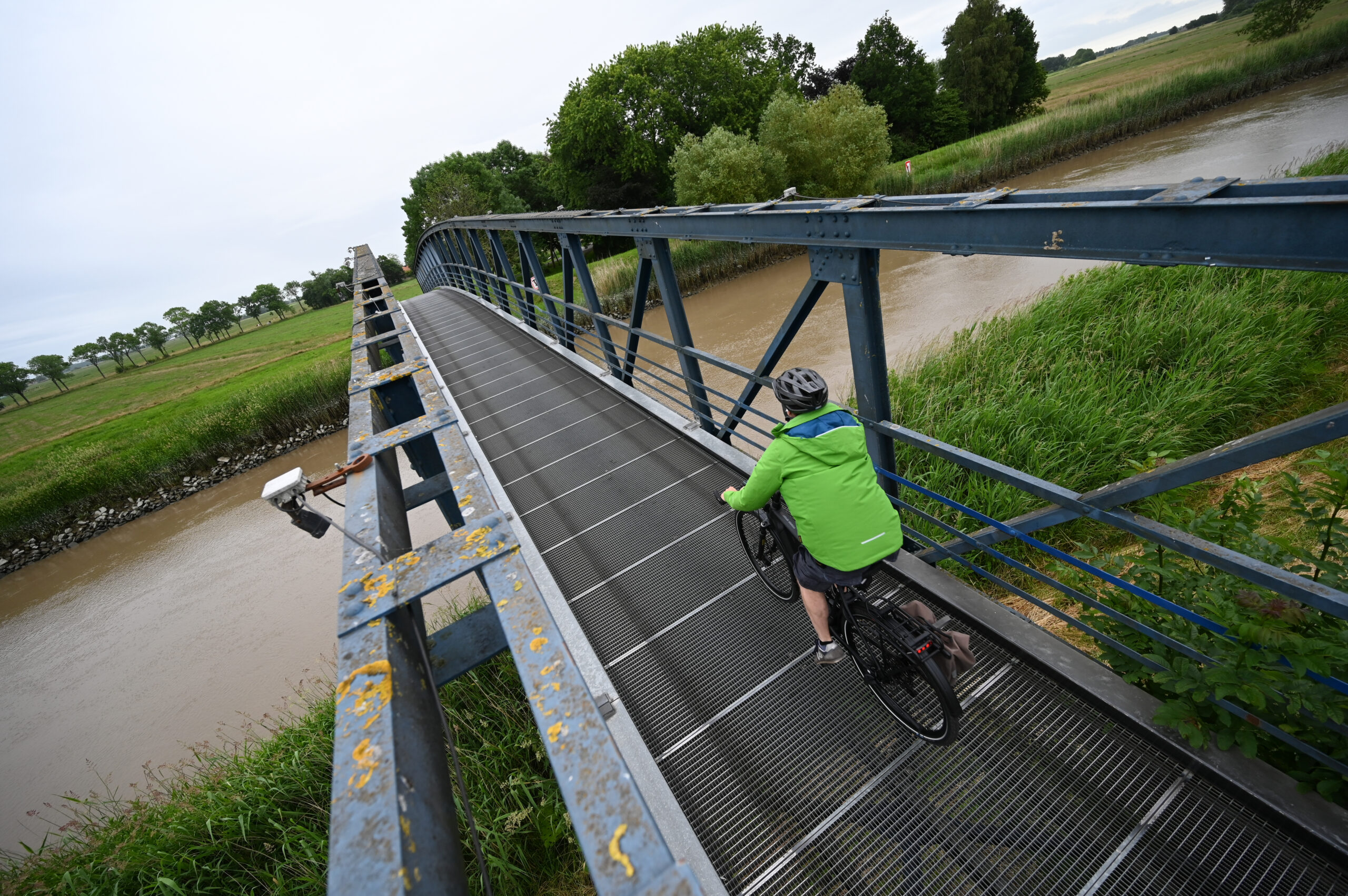 Ein Radfahrer überquert die Amdorfer Brücke.