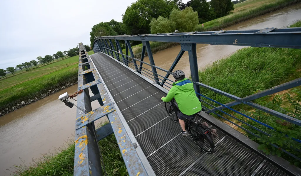 Ein Radfahrer überquert die Amdorfer Brücke.