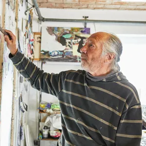 Rudi Kargus ist jetzt Kunstmaler und arbeitet in seinem Atelier in Quickborn an einem Bild.