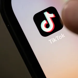 Ein Teenager tippt auf die TikTok-App auf einem Smartphone. (Symbolbild)