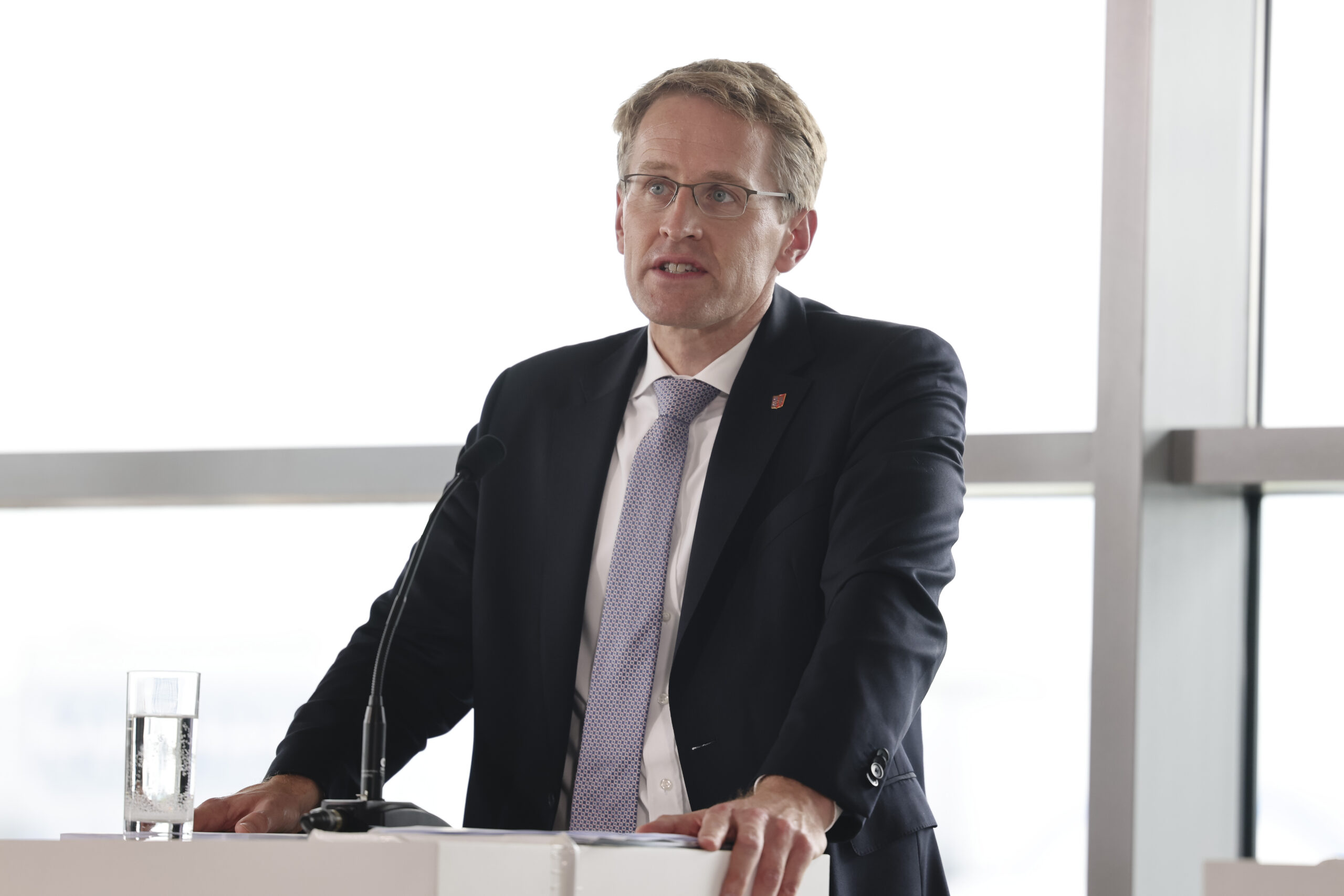 Daniel Günther (CDU), Ministerpräsident von Schleswig-Holstein, spricht während einer Pressekonferenz.