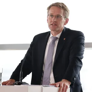 Daniel Günther (CDU), Ministerpräsident von Schleswig-Holstein, spricht während einer Pressekonferenz.
