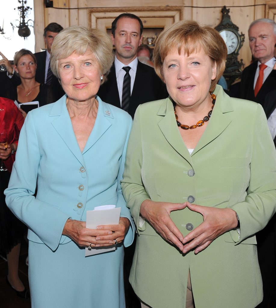 Friede Springer und Angela Merkel