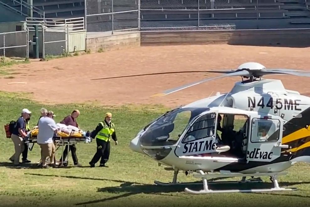 Nach dem Angriff wurde der Schriftsteller mit einem Helikopter ins Krankenhaus gebracht.