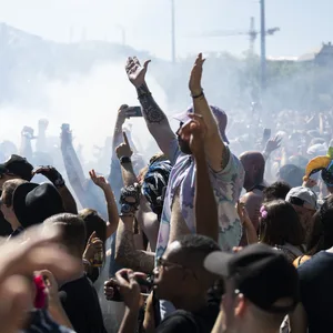 Teilnehmer tanzen während der Street Parade im Stadtzentrum von Zürich.
