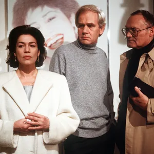 Hannelore Elsner, Klaus Barner und Werner Kreindl (v.l.) 1986 in einer Szene aus „Soko 5113: Das Duell“.
