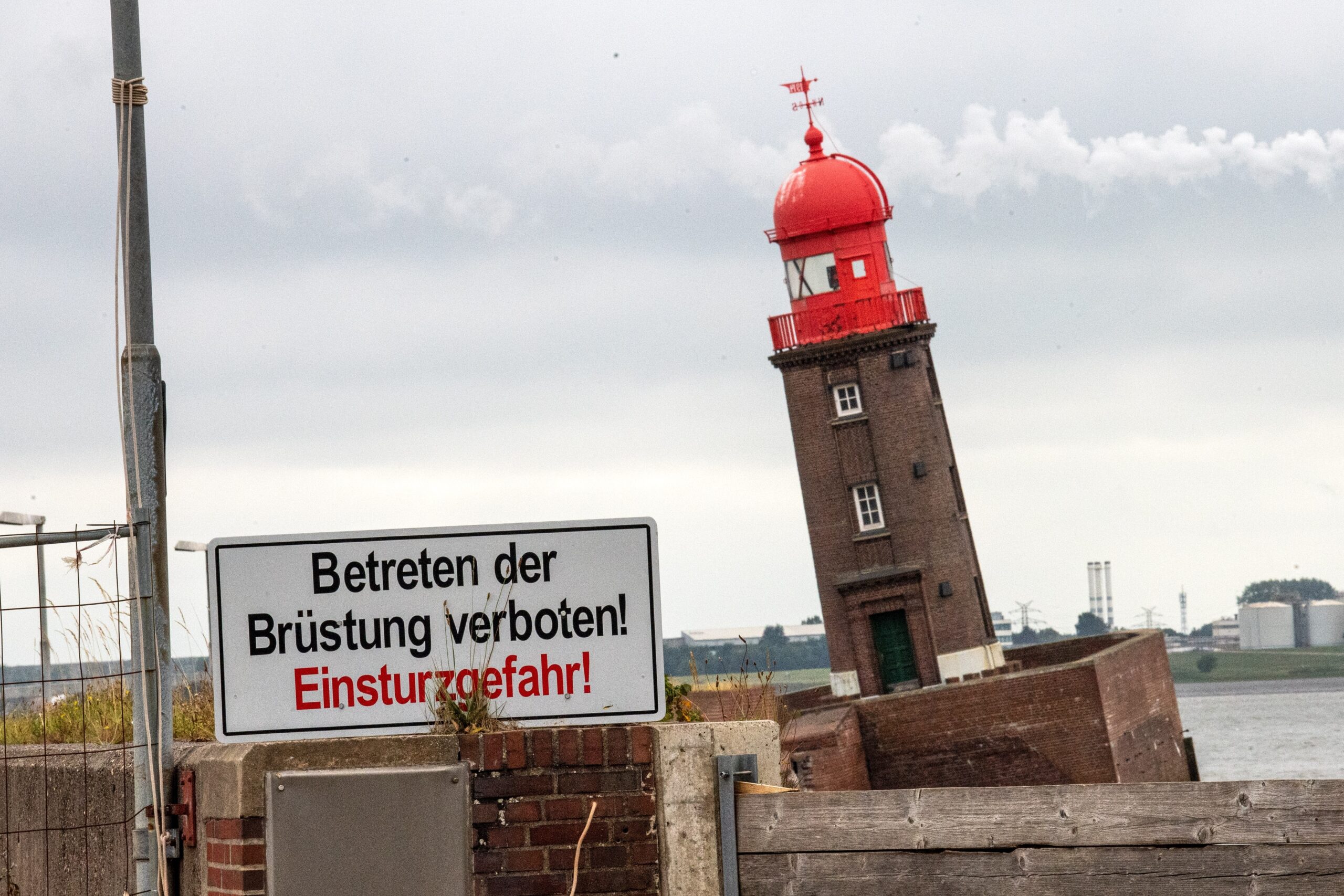 Der schiefe Leuchtturm auf der Nordmole in Bremerhaven