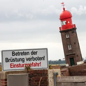 Der schiefe Leuchtturm auf der Nordmole in Bremerhaven