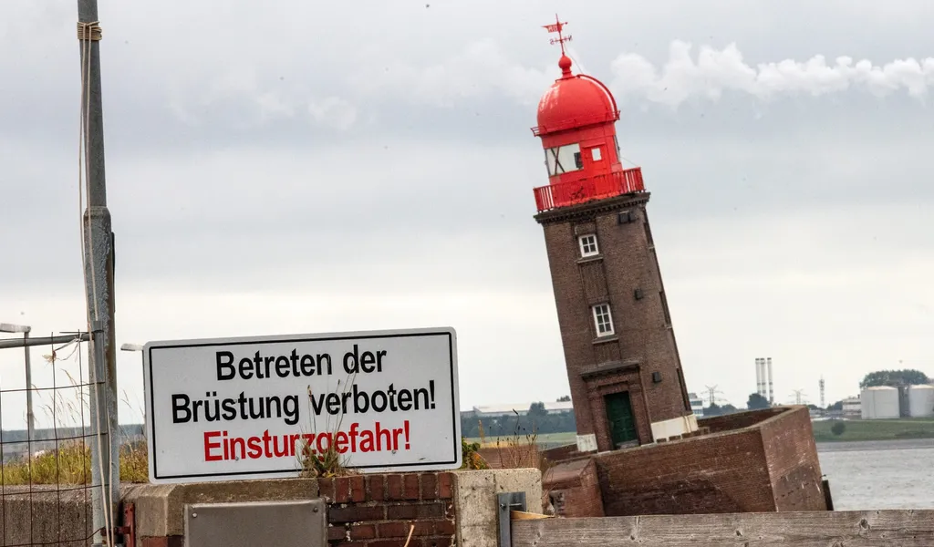 Der schiefe Leuchtturm auf der Nordmole in Bremerhaven