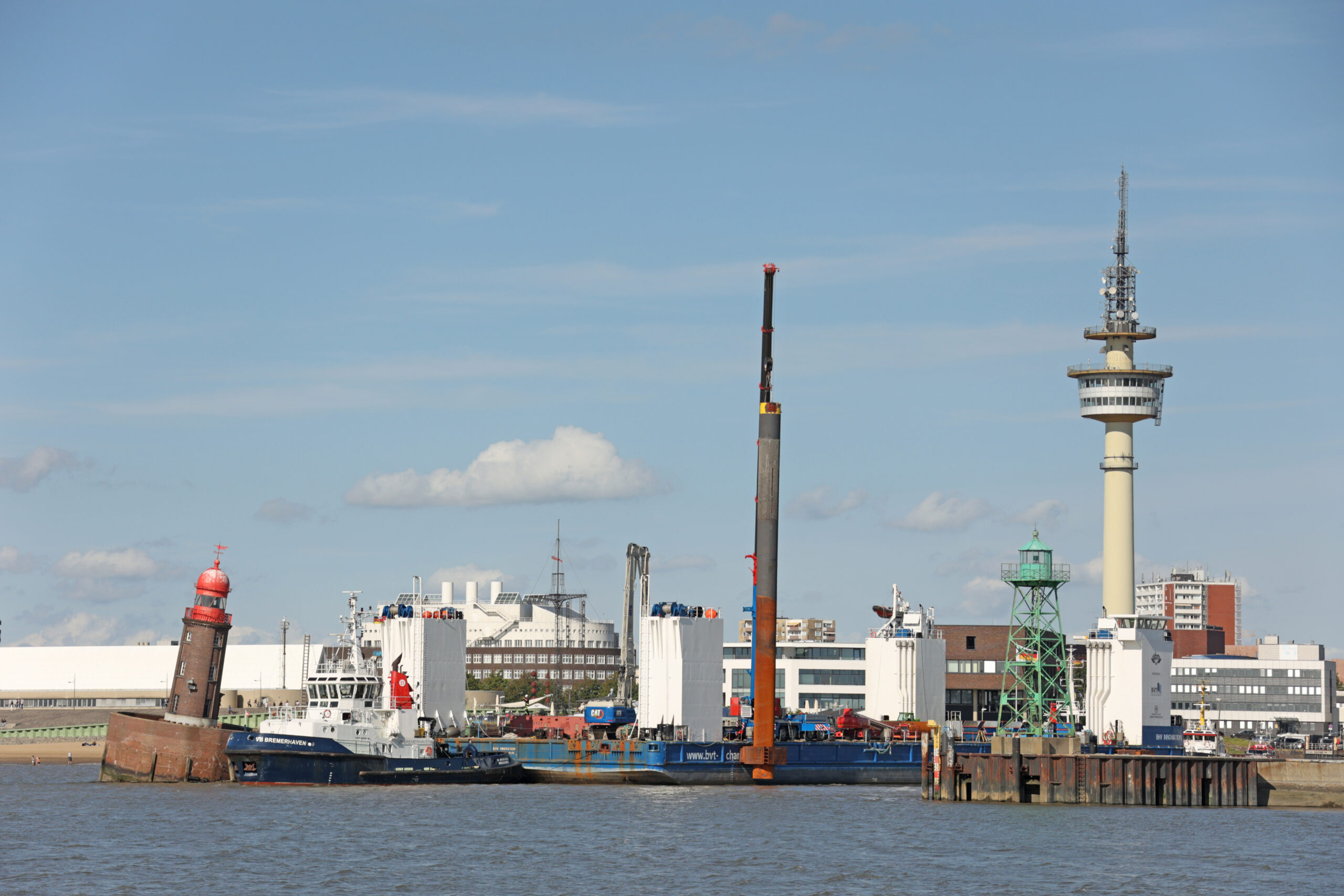 Ein Schlepper zieht einen Ponton zum abgesackten Moleturm in Bremerhaven. Der bedrohlich schiefe an der Einfahrt zum Fischereihafen in Bremerhaven soll näher untersucht werden.
