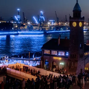 Blau beleuchteter Hafen