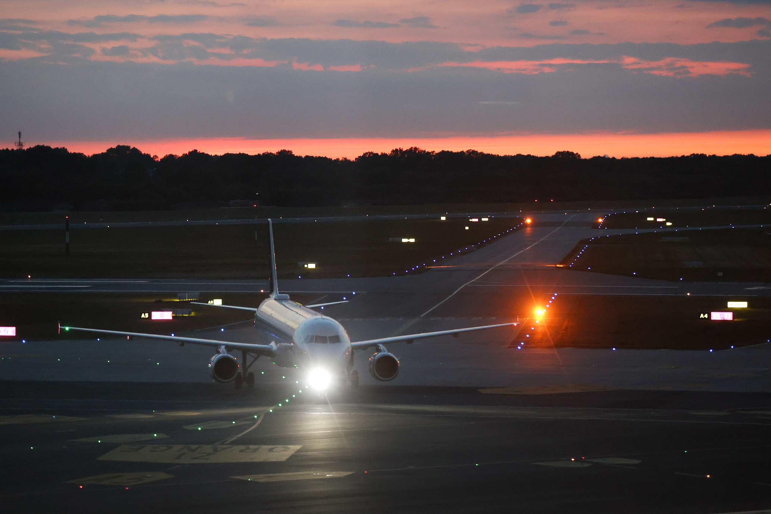 Ein Flugzeug landet abends am Abend am Flughafen Hamburg. (Symbolbild)