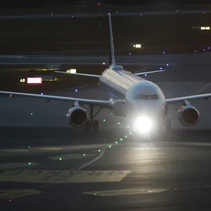 Ein Flugzeug landet abends am Abend am Flughafen Hamburg. (Symbolbild)