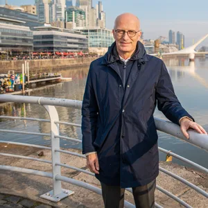 Auf diesem vom Senat Hamburg zur Verfügung gestellten Bild ist Peter Tschentscher (SPD), Bürgermeister von Hamburg, im Viertel Puerto Maderoin Buenos Aires zu sehen.