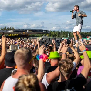 Party-Sänger Julian Sommer auf der Bühne des Festivals auf dem Flugplatz Hartenholm