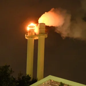 Flammen schlagen aus einem Schornstein einer Müllverbrennungsanlage im Hamburger Stadtteil Billbrook.