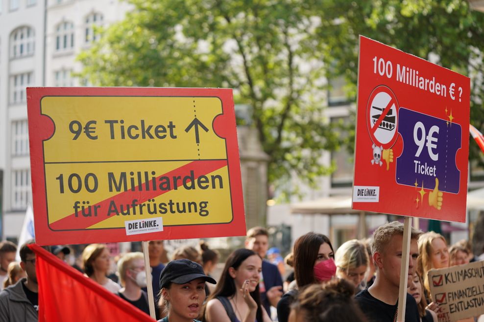 Die Demonstranten fordern ein günstiges Nachfolgemodell für das 9-Euro-Ticket.