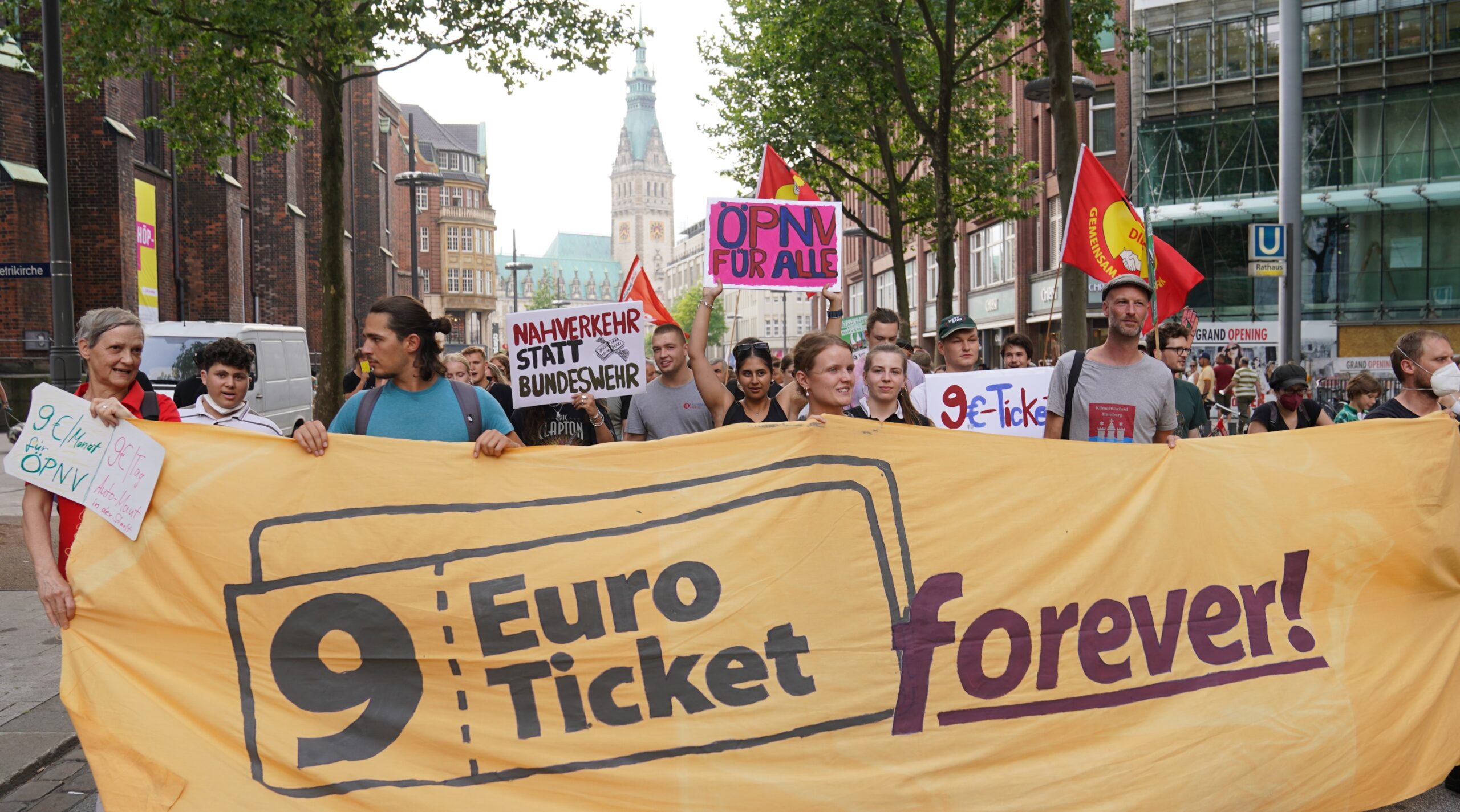 Teilnehmer einer Demonstration des Bündnisses „9-Euro-Ticket-forever!“ gehen durch die Innenstadt.