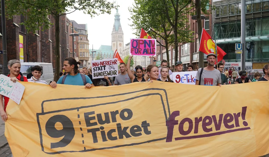 Teilnehmer einer Demonstration des Bündnisses „9-Euro-Ticket-forever!“ gehen durch die Innenstadt.