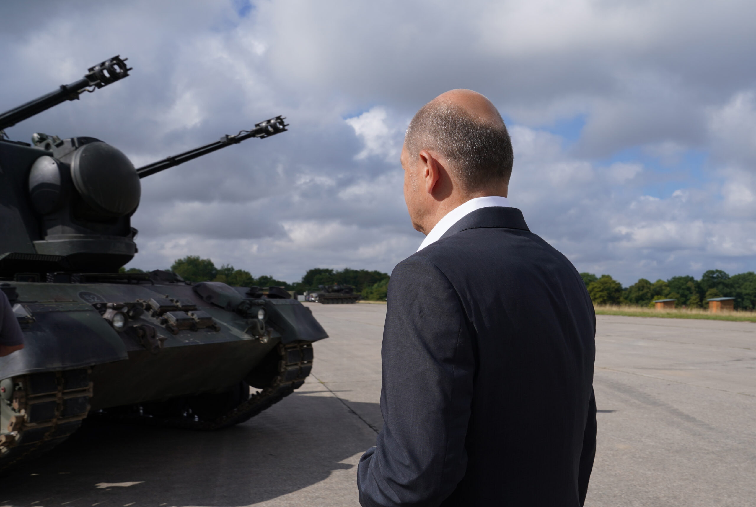 Kanzler Olaf Scholz (SPD) vor einem Gepard-Panzer (Archivbild).