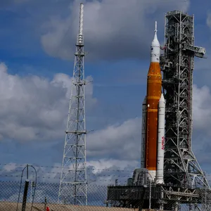 Die NASA-Mondrakete steht auf der Startrampe im Kennedy Space Center in Cape Canaveral – der Start der Artemis-Mission ist für Montag, den 29. August, geplant.