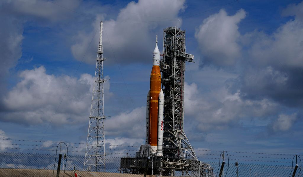 Die NASA-Mondrakete steht auf der Startrampe im Kennedy Space Center in Cape Canaveral – der Start der Artemis-Mission ist für Montag, den 29. August, geplant.