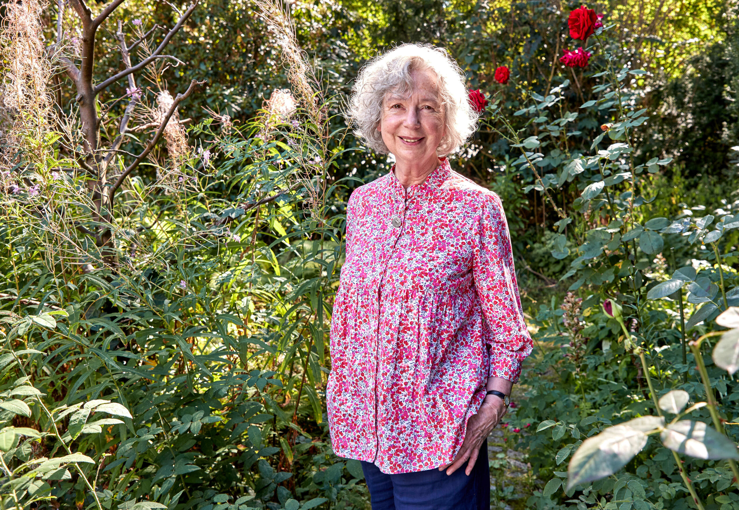 Ulla Hahn, Schriftstellerin, steht nach einem Interview zu ihrem neuen Roman „Tage in Vitopia“ in ihrem Garten.