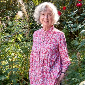 Ulla Hahn, Schriftstellerin, steht nach einem Interview zu ihrem neuen Roman „Tage in Vitopia“ in ihrem Garten.