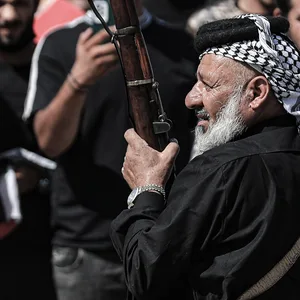 Ein älterer Mann hält ein Gewehr während Zusammenstößen zwischen irakischen Sicherheitskräften und Mitgliedern von Saraya al-Salam.